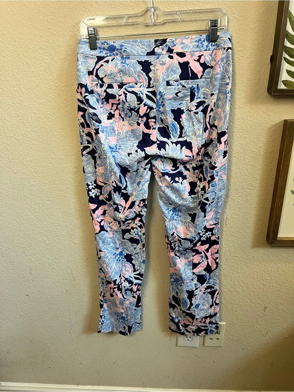 Lilly Pulitzer Navy Floral Cropped Capris with Light Blue & Pink Size 6